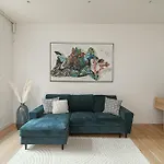 Spacious & Stylish Apartment In City Center