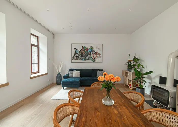 Spacious & Stylish Apartment In City Center