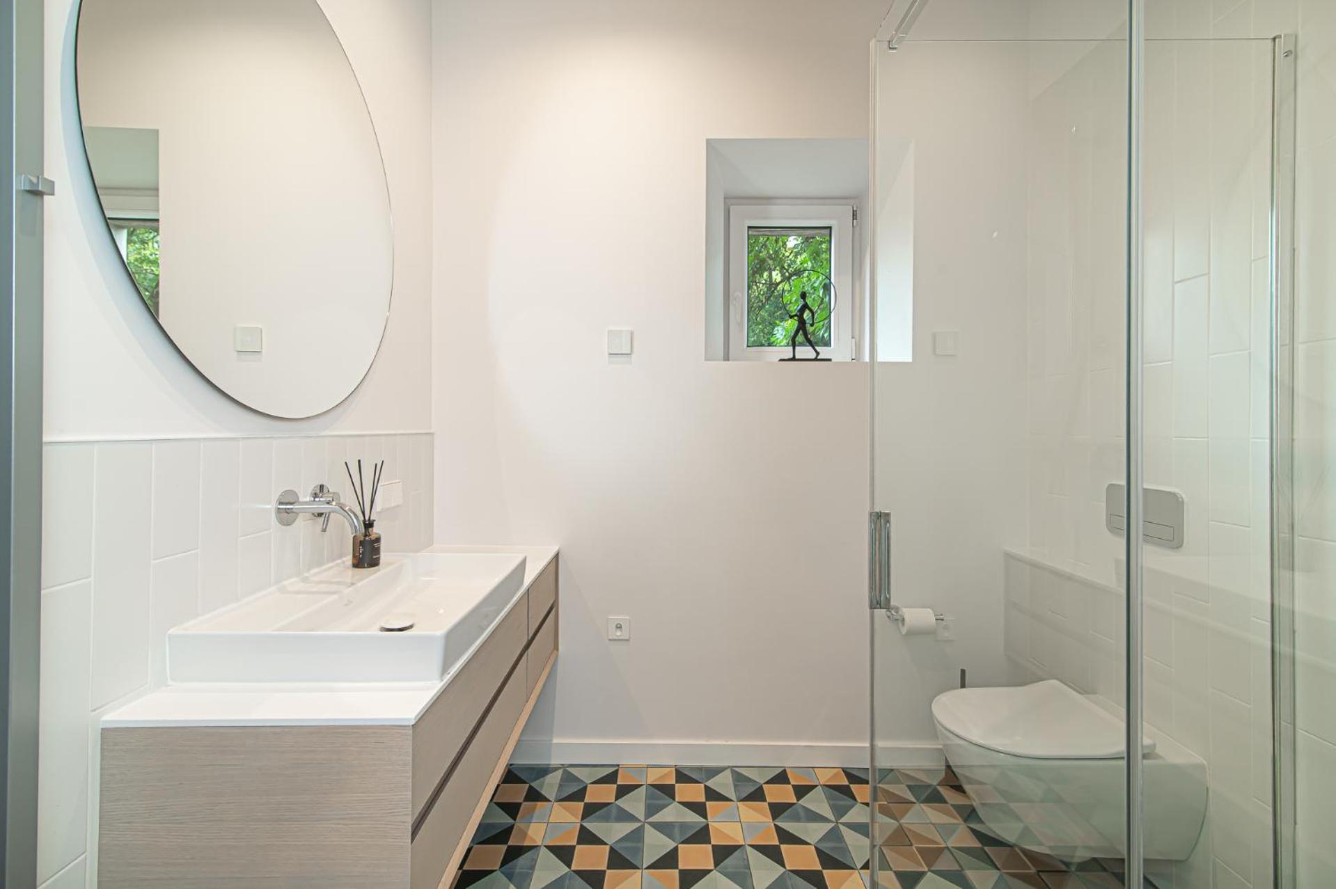 Spacious & Stylish In Center Apartment *