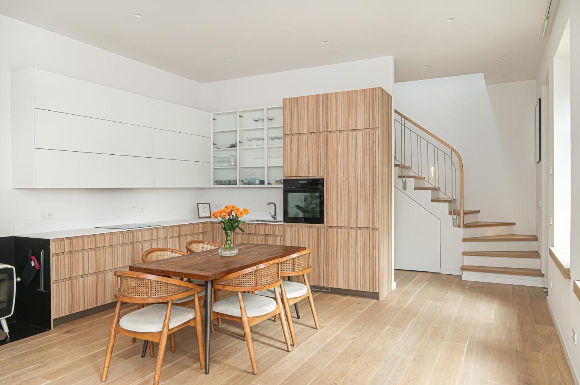 Spacious & Stylish In Center Apartment *