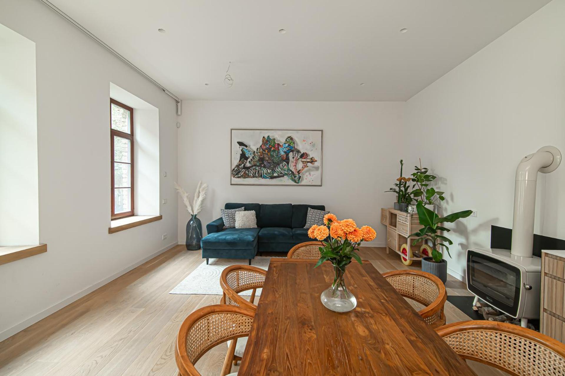 Spacious & Stylish In Center Apartment