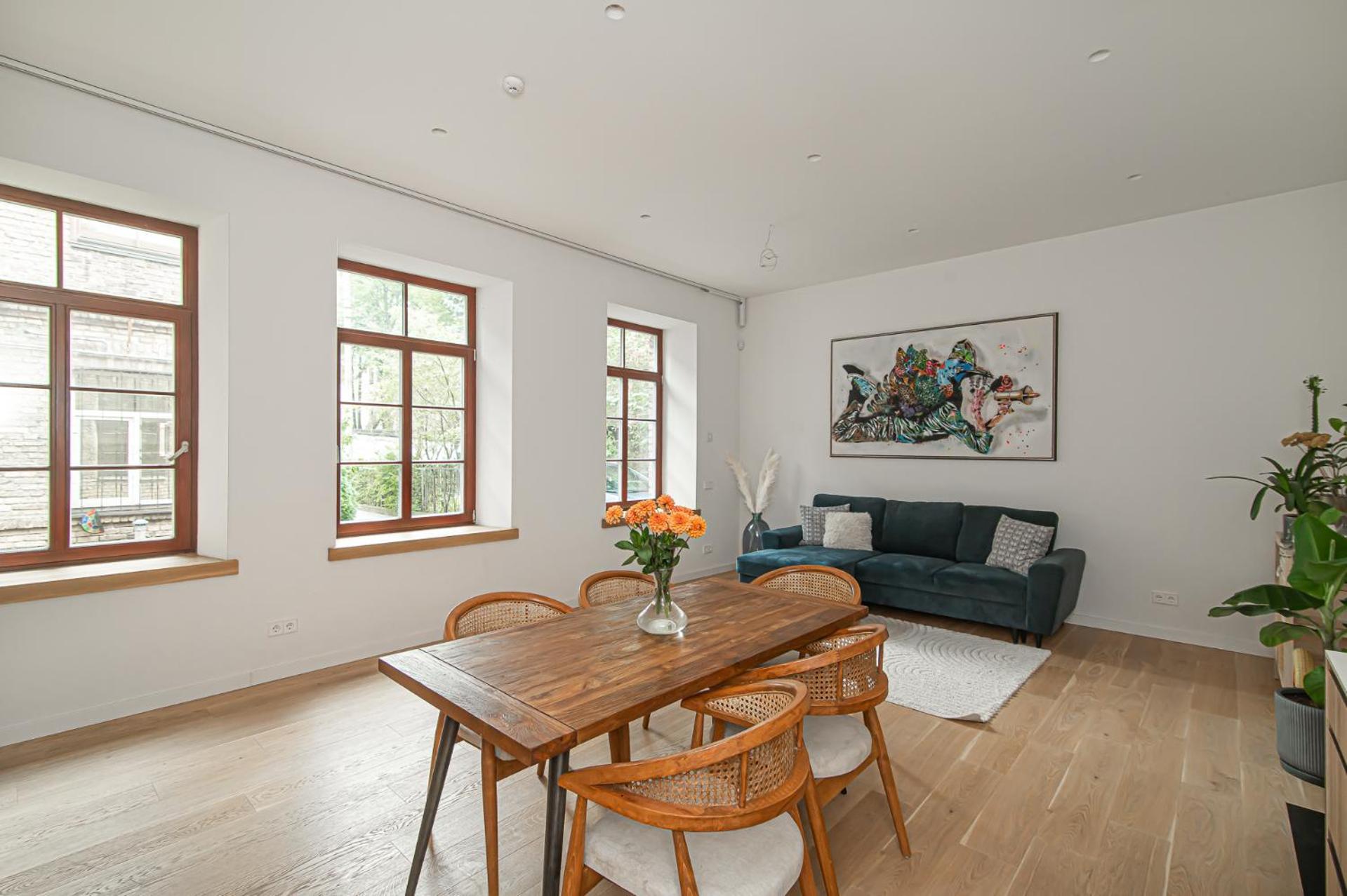 Spacious & Stylish In Center Apartment