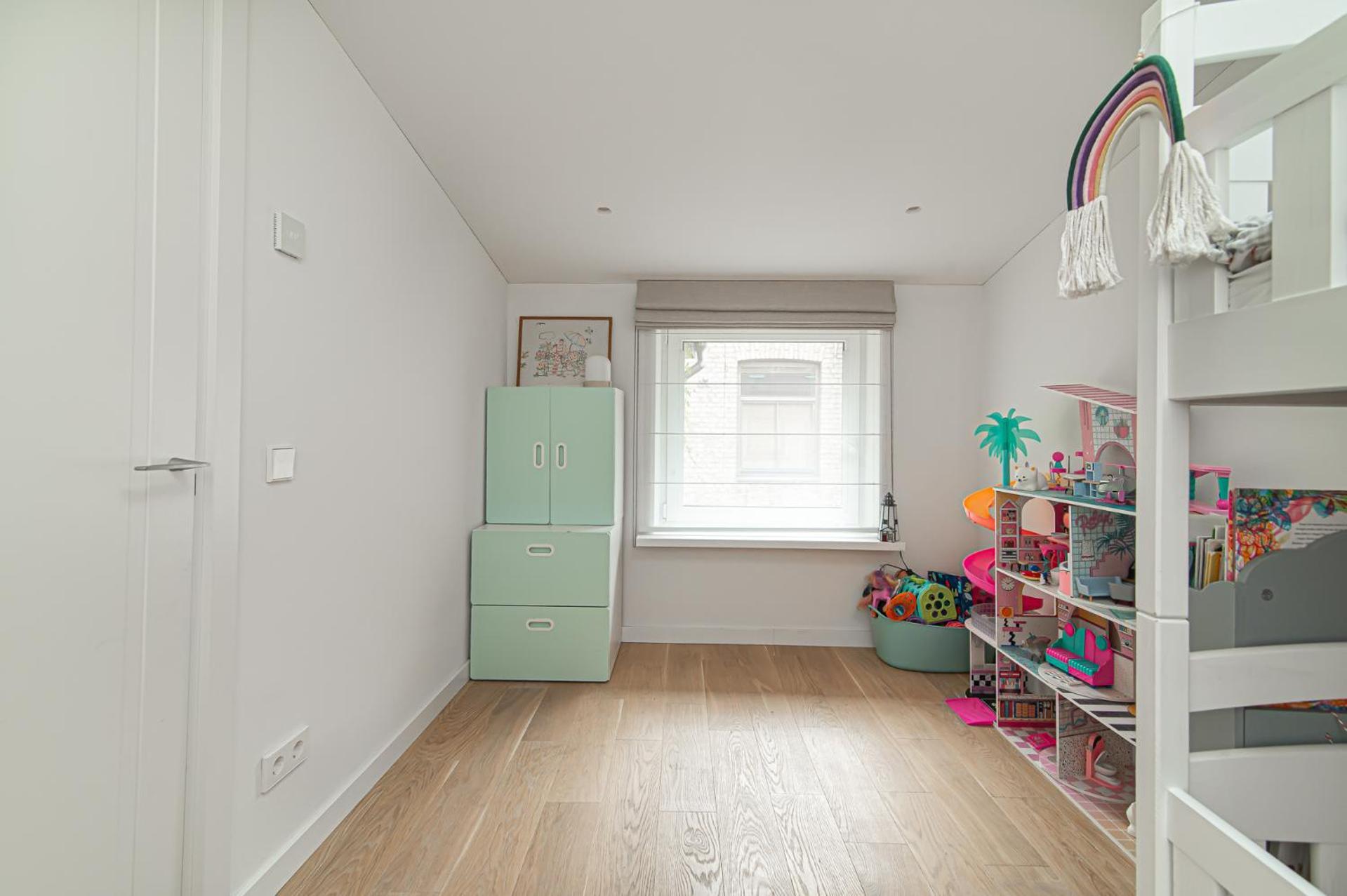 Spacious & Stylish In Center Apartment *
