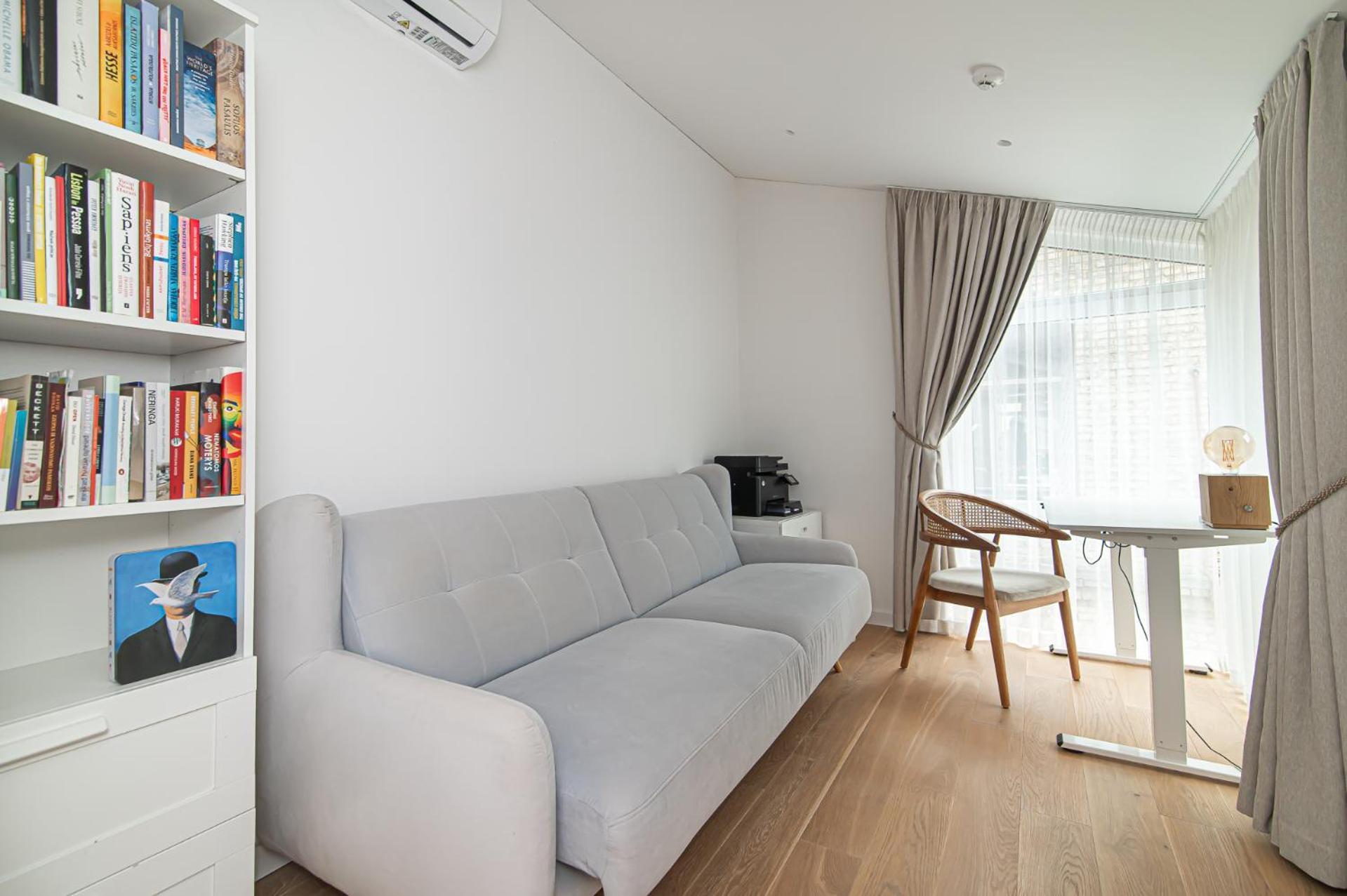 Spacious & Stylish In Center Apartment *
