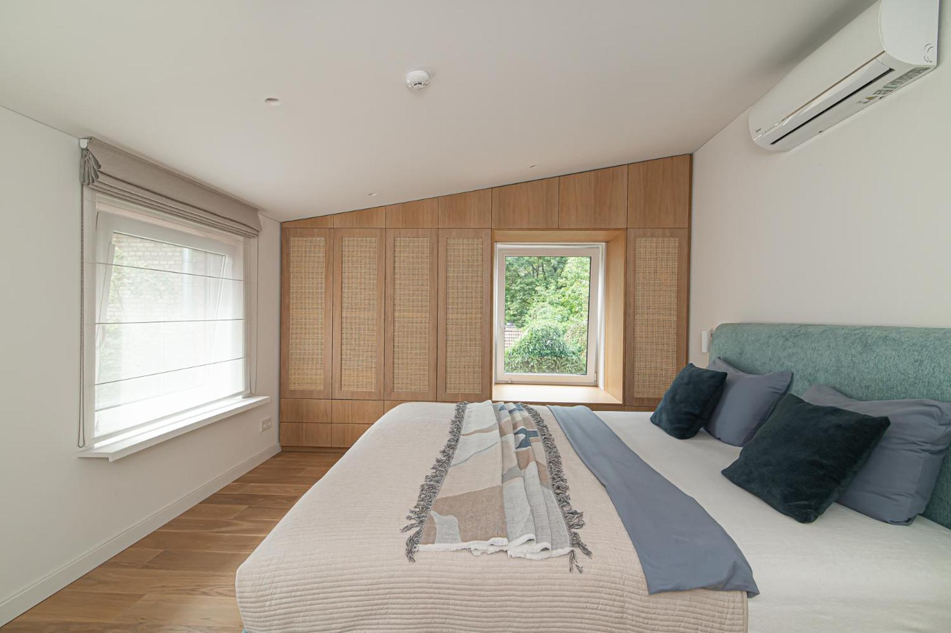 Spacious & Stylish In Center Apartment
